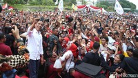 Capres petahana Joko Widodo (Jokowi) pada hari Sabtu (2/2) menyambut dukungan dari Forum Alumni Jawa Timur (Jatim). Jokowi tampak meluangkan waktu foto bersama dengan warga. (Foto: Rengga Sancaya)