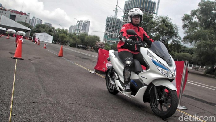 PT Astra Honda Motor (AHM) baru saja melahirkan secara resmi motor listrik pertamanya, PCX Electric. Namun sayang, motor belum dijual untuk khalayak ramai.