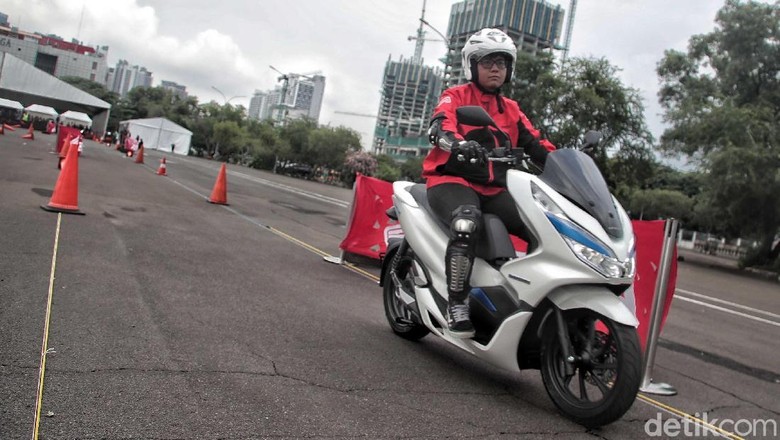 Sensasi Motor Listrik Pertama Honda PT Astra Honda Motor (AHM) baru saja melahirkan secara resmi motor listrik pertamanya, PCX Electric. Namun sayang, motor belum dijual untuk khalayak ramai.