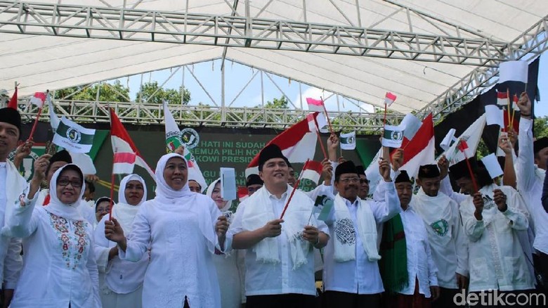 Emak-emak Muslimat di Jombang Deklarasi Dukung Jokowi-Maruf Emak-emak Muslimat di Jombang Deklarasi Dukung Jokowi-Maruf