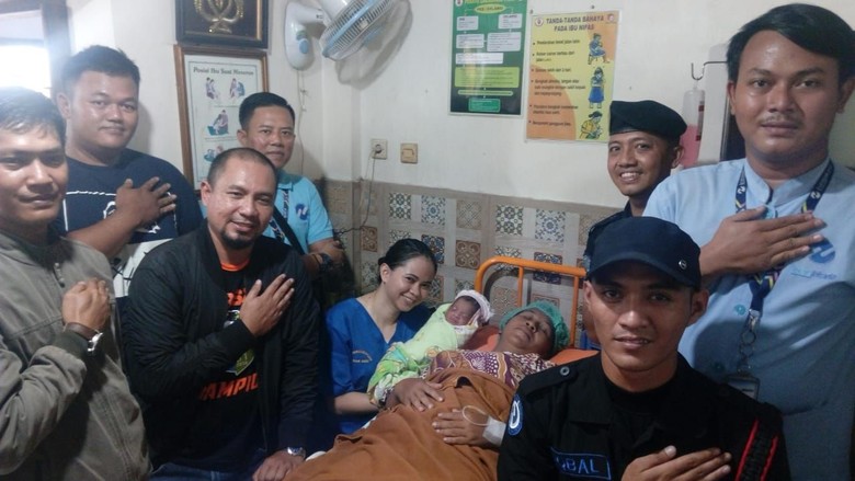 Seorang Ibu Melahirkan di Bus TransJakarta Seorang Ibu Melahirkan di Bus TransJakarta