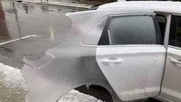 Pintu mobil yang terparkir juga diselimuti es. Istimewa/Boredpanda.
