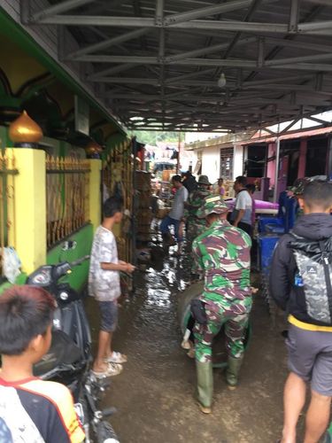 Kodam Merdeka Bantu Evakuasi Korban Banjir dan Longsor di Manado