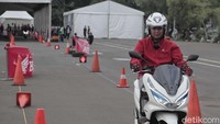 PCX dilengkapi rem cakram dengan ABS serta speedometer yang menyajikan informasi beragam tentang motor.