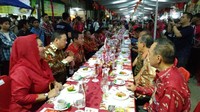 Di Pasar Imlek Semawis yang digelar di Pecinan Semarang selalu digelar dua meja dengan panjang lebih dari 100 meter untuk menampung sekitar 400 orang. Itulah Tok Panjang (Angling/detikTravel)