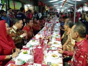 Semarang Punya Jamuan Meja Panjang, Tradisi Jelang Imlek
