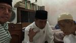 Foto: Pose Satu Jari Mbah Moen