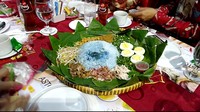 Hidangan utamanya berupa nasi warna biru dengan nama nasi ulam bunga telang, asimilasi peranakan Malaysia dan Singapura. Disajikan dengan wadah tampah dan dikelilingi srundeng, telur, gereh, satu tampah bisa dinikmati oleh 4 orang (Angling/detikTravel)