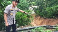 Kami sudah koordinasi dengan semua pihak, yang jelas jalan putus total tidak dapat dilalui. Ada jalan alternatif, tetapi kondisi jalan rusak. Sekarang warga di Lahat dan Pagar Alam masih menunggu ada perbaikan, ujar Ferry yang juga ikut meninjau lokasi. (Foto: Dok. Polres Lahat)