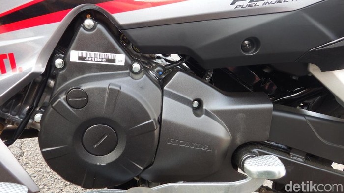 Honda akhirnya benar-benar memperkenalkan Honda Blade terbaru. Motor bebek andalan Honda itu kini menggendong mesin 125 cc dengan sistem injeksi. Harganya? Mulai dari Rp 15.350.000 on the road di Jakarta.