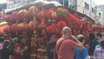 Ramai-ramai Berburu Hiasan Imlek di Glodok