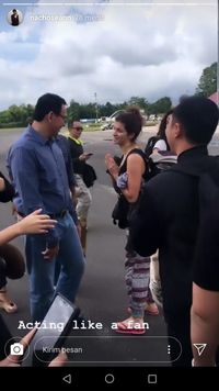 Ahok berbincang dengan beberapa orang yang baru saja turun dari pesawat