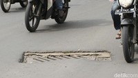 Satu per satu pengendara menghindari lubang saluran air tersebut.