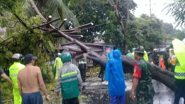Kodam Merdeka Bantu Evakuasi Korban Banjir dan Longsor di Manado