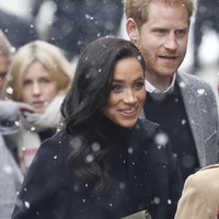 Di jajaran aksesori, mantan aktris ini memaksimalkan gayanya dengan sepasang anting berlian berbingkai emas 18 karat dari Pippa Small. Harganya 495 poundsterling atau Rp 9 juta. Foto: Dok. Getty Images