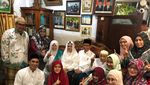 Foto: Pose Satu Jari Mbah Moen
