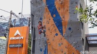 Ibni Balqis Larasati Wardhana namanya. Bocah kelas 2 di SDN Banjarsari Bandung ini bisa dianggap berbeda dengan rekan-rekan sebayanya.