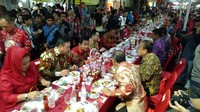 Wali Kota Semarang, Hendrar Prihadi hingga masyarakat biasa menikmati hidangan di Tok Panjang. Inilah inti Imlek, mempertemukan saudara yang terpisah (Angling/detikTravel)