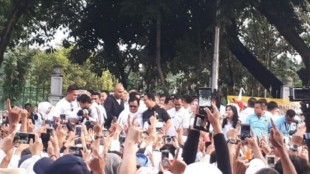 Prabowo, Anies, Hingga Titiek Hadiri Jalan Sehat Relawan Roemah Djoeang