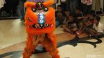 Aksi Barongsai Keliling Mal di Gajah Mada Plaza