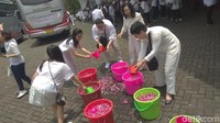 Pemakaman Pendiri Sinar Mas itu dihadiri oleh ratusan orang. Keluarga dan pelayat kompak mengenakan busana sera putih.