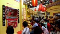 Sejumlah pengunjung tampak antusias menyaksikan pertunjukan Wayang Potehi.