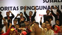 Disana Jokowi disambut meriah.