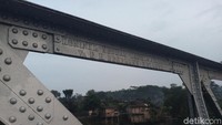 Rel kereta yang menghubungkan Ambarawa dan Tuntang ini memanjang di tepian Danau Rawa Pening. Jangan khawatir ada kereta lewat, sebab rel kereta ini sudah lama tidak aktif (Aji Kusuma/detikTravel)