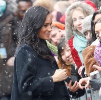 Tidak ketinggalan clutch bespoke Ralph Lauren bernilai Rp 3,6 juta yang warnanya senada dengan boots suede hijau zaitun andalannya.  Foto: Dok. Getty Images