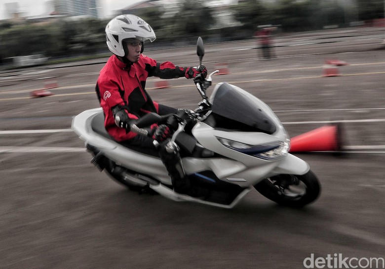 Pcx Listrik Menantang Gesits Lincah Dan Viar Q1
