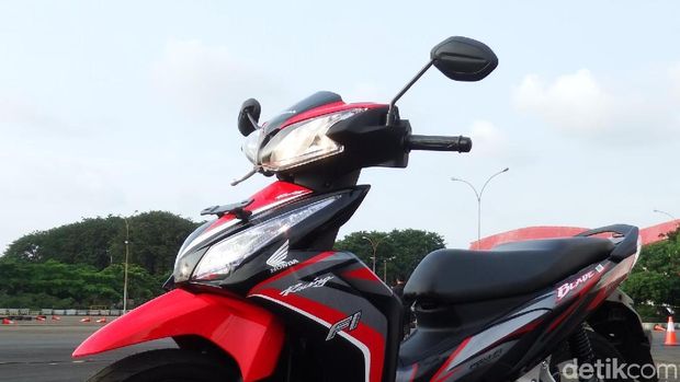 Honda akhirnya benar-benar memperkenalkan Honda Blade terbaru. Motor bebek andalan Honda itu kini menggendong mesin 125 cc dengan sistem injeksi. Harganya? Mulai dari Rp 15.350.000 on the road di Jakarta.