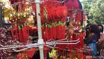 Ramai-ramai Berburu Hiasan Imlek di Glodok