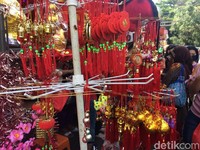 Ramai-ramai Beli Perhiasan Imlek di Glodok