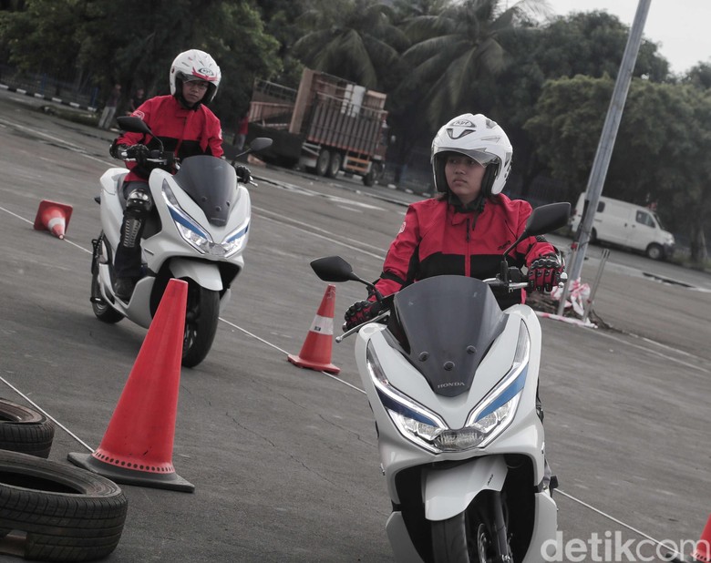 Test rider Honda PCX Electric Foto: Pradita Utama Test rider Honda PCX Electric Foto: Pradita Utama