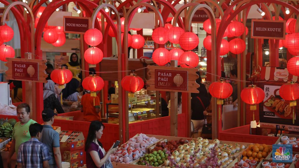 Barongsai menghibur pengunjung di Mal Taman Anggrek, Jakarta, Sabtu (2/2/2019).  Menjelang perayaan Imlek pada Selasa (5/2/2019), Mal Taman Anggrek mengadakan sejumlah acara.  Dengan tema 