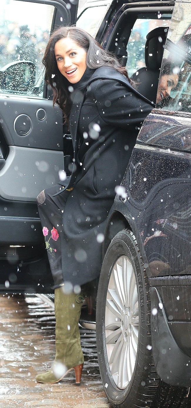 Jika ditotal, gaya Meghan kali ini hampir bernilai Rp 50 juta. Bagaimana menurut kamu penampilan Meghan kali ini? yay or nay?  Foto: Dok. Getty Images