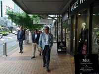 Perkenalkan Batik, Tantowi Yahya 'Fashion Show' di Jalanan New Zealand