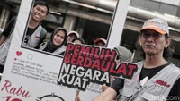 Sejumlah membawa poster untuk mengajak masyarakat menggunakan hak pilihnya pada Pemilu di bulan April mendatang.