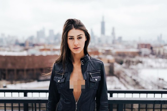 Hanya pakai baju renang one piece berwarna hitam, Bryn menuai kontroversi dan kini viral. Banyak yang memuji foto indahnya dengan latar kota tertutup salju, yang lain khawatir jika tingkah berbahaya si influencer diikuti para remaja. Foto: Dok. Instagram @gotbryn