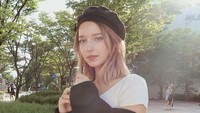 Angelina juga suka jalan-jalan keliling Seoul. Tentu, gaya busananya diacungi jempol (Instagram/angelinadanilova)