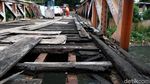 Penampakan Jembatan Kayu Tak Terawat di Tanah Abang, Berani Lewat?