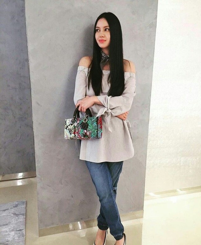 Gayanya terlihat santai namun tak lepas dari tas mewah. Kali ini, ia bergaya dengan tas Dior.  Foto: Dok. Instagram @emilylam.ho