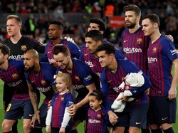 )_Para pemain Barca berfoto bareng sebelum pertandingan, termasuk Philippe Coutinho yang membawa anak keduanya yang baru lahir. (Albert Gea/REUTERS)