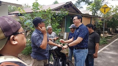 Momen Ahok Melepas Rindu di Kampung Halaman