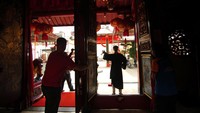 Sejumlah warga keturunan Tionghoa melakukan ritual buka pintu di Klenteng Tek Hay Kiong, Tegal, Jawa Tengah, Sabtu (2/2/2019). Ritual buka pintu lima unsur tersebut sebagai tanda dimulainya kegiatan perayaan Imlek 2570. (ANTARA FOTO/Oky Lukmansyah/foc).