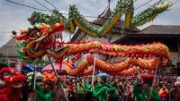 Atraksi barongsai dan beragam hiburan lainnya turut ditampilkan dalam acara yang digelar menjelang Tahun Baru Imlek tersebut. Acara itu pun merupakan simbol akulturasi budaya dari warga Tionghoa dan Jawa di kelurahan Sudiroprajan, Solo.