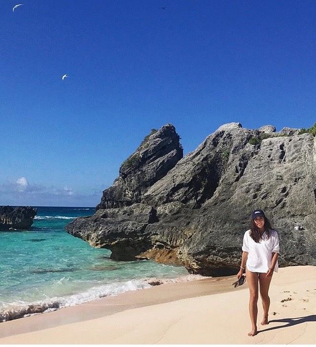 “Saya juga sama sekali tidak merasakan apa-apa selama apa yang seharusnya menjadi saat paling bahagia dan paling gelap dalam hidup,” tambahnya. Foto: Dok. Instagram @taracondell