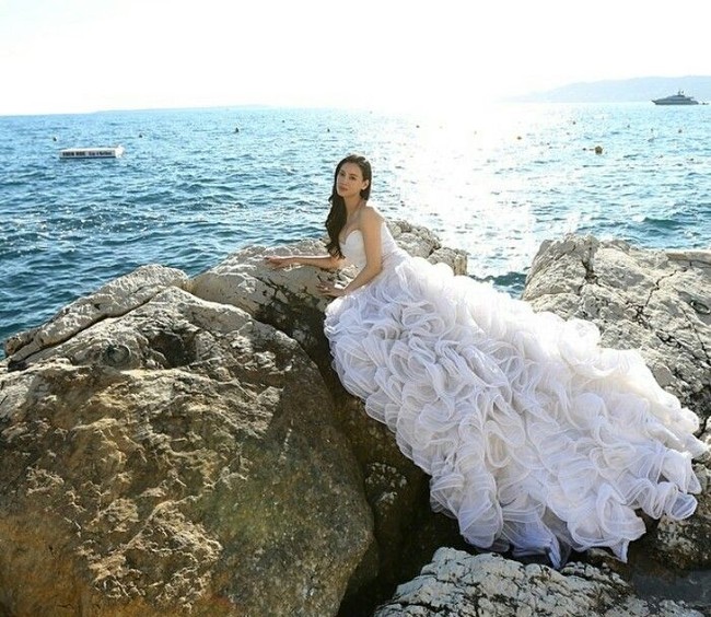 Di 2014, Emily menikah dengan pria bernama Kent Ho.  Ia menggelar pernikahan mewah di Hong Kong. Sebelumnya, Emily melakukan foto prewedding super mewah di Antibes, Prancis menggunakan gaun Oscar de la Renta. Foto: Dok. Instagram @emilylam.ho