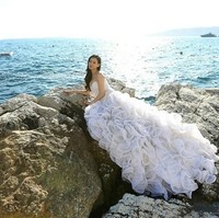 Di 2014, Emily menikah dengan pria bernama Kent Ho.  Ia menggelar pernikahan mewah di Hong Kong. Sebelumnya, Emily melakukan foto prewedding super mewah di Antibes, Prancis menggunakan gaun Oscar de la Renta. Foto: Dok. Instagram @emilylam.ho