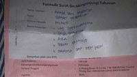 Lieus protes karena tak diizinkan masuk oleh petugas. Padahal mereka sudah minta izin kejaksaan. Foto: dok. Lieus Sungkharisma